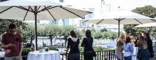 Au-pairs blicken von der Terrasse auf die Frankfurter Skyline