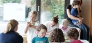 Sommige kinderen die het feest hebben bijgewoond