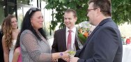 Invitados con ramo de flores saluden a Uwe Regenbogen