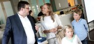 Uwe Regenbogen charla con una invitada y sus hijos