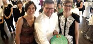 Ann-Kristin Cohrs, Uwe Regenbogen and Heike Fischer around the AuPairWorld birthday cake