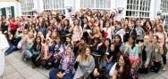 Les jeunes assistant à la rencontre sourient et saluent la caméra