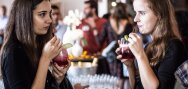 Ragazze alla pari che bevono dei cocktail alla frutta