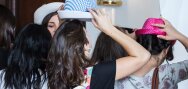 Algunas au pairs se preparan para una foto