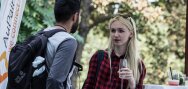 Un garçon et une fille se regardent dans les yeux