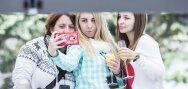 Au pairs se toman una foto con la panorámica de la ciudad como fondo