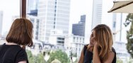 Deux filles parlent et boivent à l'extérieur