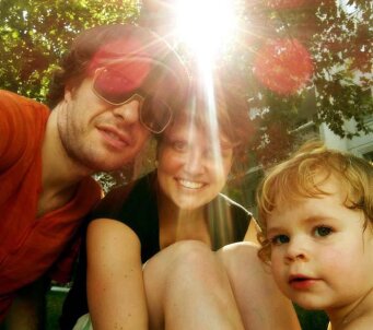 Une famille d'accueil dans un jardin