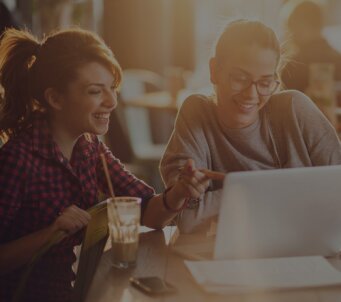 2 jonge vrouwen met een laptop