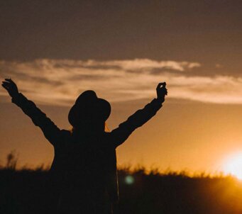 Una ragazza ammira il tramonto