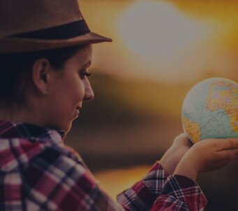 Une fille avec un globe terrestre