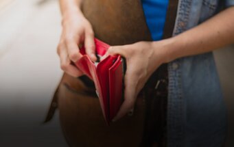 Junge Frau mit Portemonnaie in der Hand
