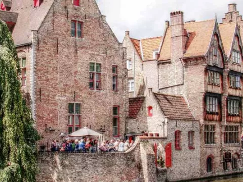 Belgische gebouwen die op een rivier liggen