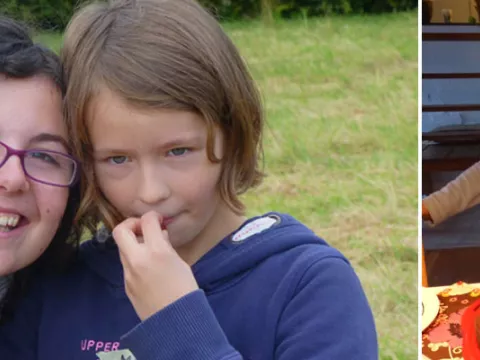 Debora con il suo bambino ospite fuori e davanti a una torta di compleanno