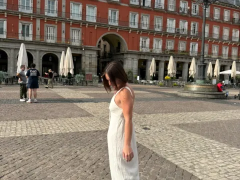 Una ragazza in posa
