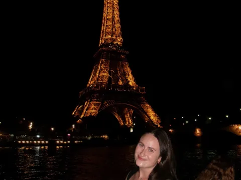 lyndsey au pair infront of the Eiffel Tower