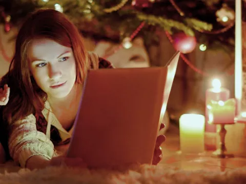 Ragazza alla pari legge un libro a due bambini