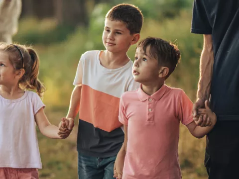 Bambini si tengono per mano