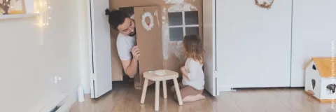 Au pair jongen speelt met kind