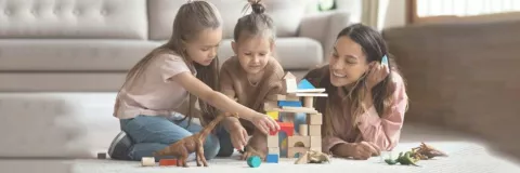 Une nounou joue avec les enfants