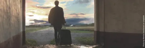 Iemand die met een koffer loopt