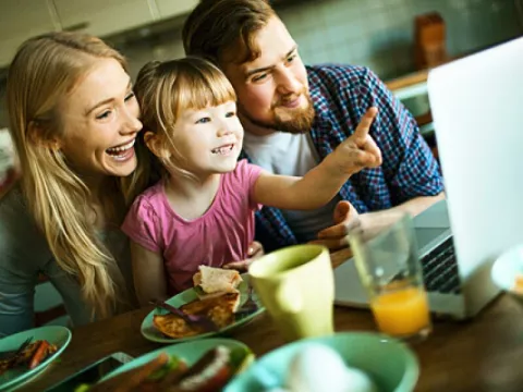 Famille d'accueil avec un ordinateur