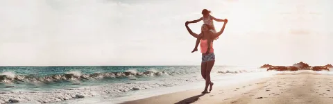 Au-pair et enfant sur le stand