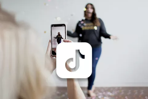 Frau macht TikTok Video