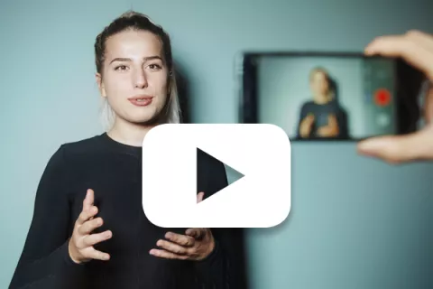 Eine Frau macht eine Videoaufnahme mit dem Handy
