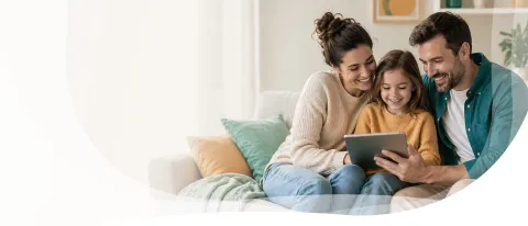 Familie schaut gemeinsam auf ein Tablet