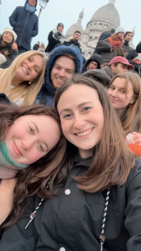Group of friends in front of the Sacré-Cœur basilica 