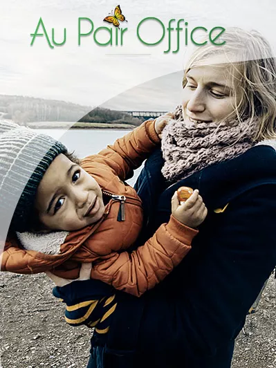Au-pair mit Kind am See